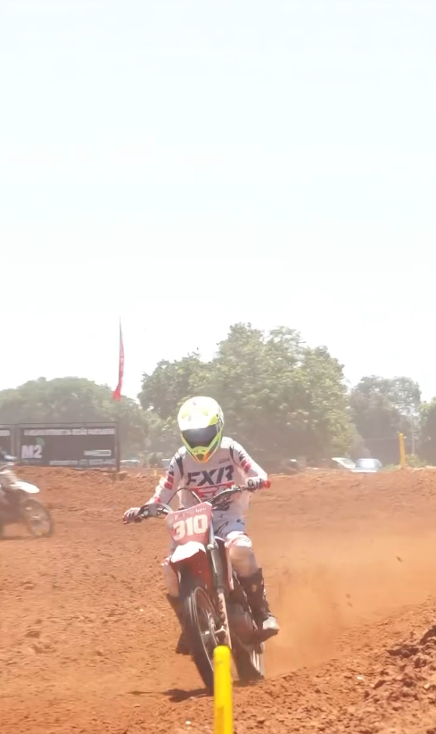Motociclista seguindo por pista de terra