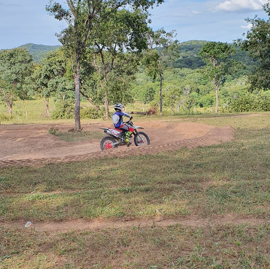 Motociclista treinando em circuito de terra